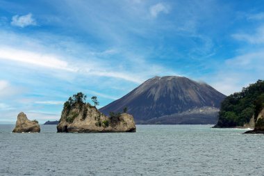 Anak Krakatau yanardağının manzarası