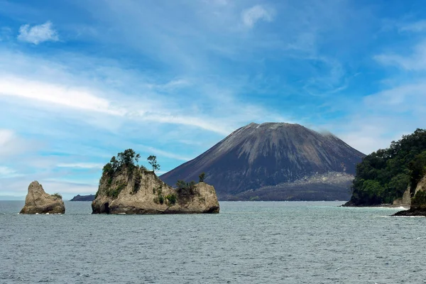Anak Krakatau yanardağının manzarası