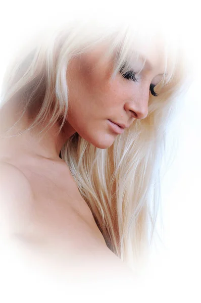 Zbliżenie Twarz Młodej Blondynki Widzianej Profilem Otoczonej Aureolą Mgły — Zdjęcie stockowe