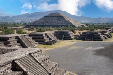 Meksika 'nın antik şehri Teotihuacan Piramitleri' nin Meksika Vadisi 'ndeki görüntüsü. Teotihuacan Piramitleri Ay ve Güneş - Aztekler. UNESCO dünyası 