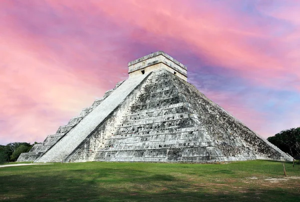 Пирамида Кукулкана Эль Кастильо Чичен Ице Против Красного Неба Мексика — стоковое фото