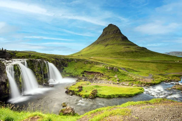 冰岛有瀑布和河流的柯克朱山 — 图库照片