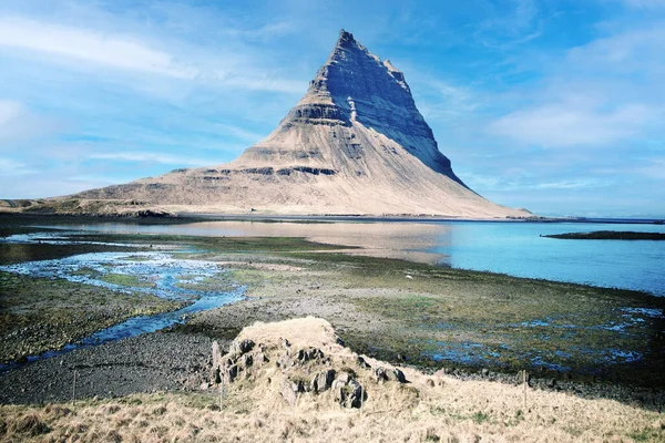 Monte Kirkjufell Rio Islândia — Fotografia de Stock