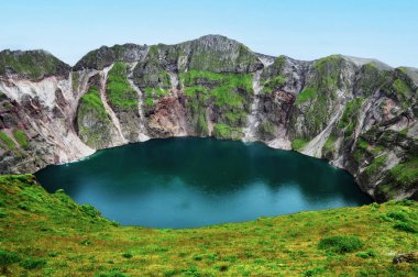 Aleutian Adaları 'nda krater gölü olan Kasatochi volkanı.