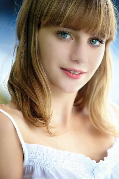 Portret Młodej Blondynki Niebieskimi Oczami — Zdjęcie stockowe
