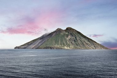 Alevli kırmızı gökyüzü ile Stromboli volkanı, Aeolian Adaları takımadaları, Sicilya İtalya