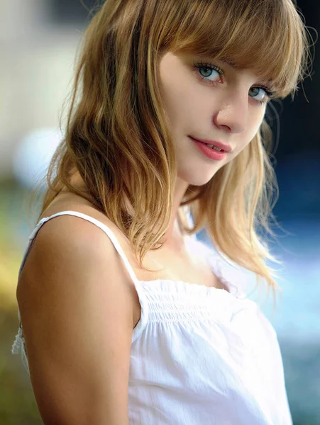 Портрет Молодой Блондинки Голубыми Глазами — стоковое фото
