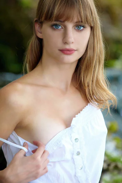 Portret Młodej Blondynki Niebieskimi Oczami Gołym Ramieniem — Zdjęcie stockowe