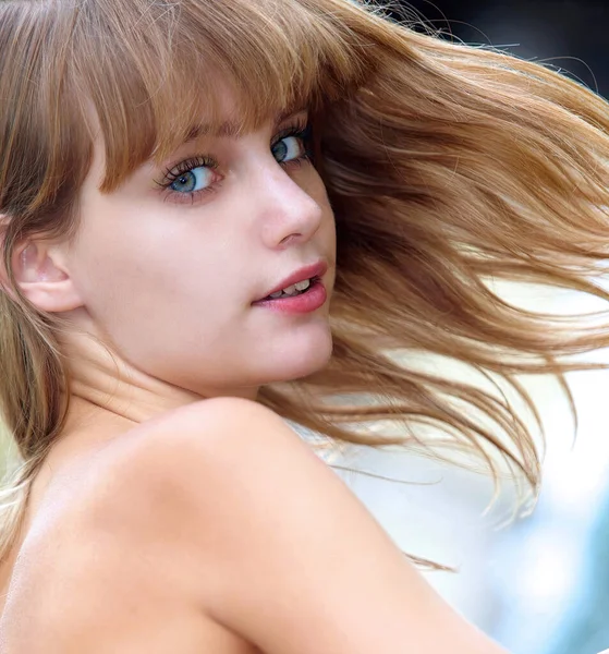 Portret Młodej Blondynki Niebieskimi Oczami Gołym Ramieniem — Zdjęcie stockowe
