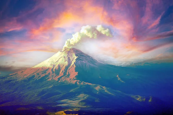 Meksika 'da patlayan bir gökyüzü ile aktif bir popocatepetl volkanı