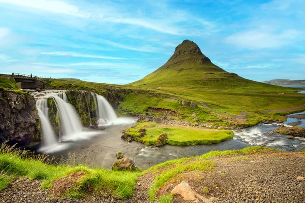 Водоспад Kirkjufellsfoss Гора Kirkjufell Ісландії — стокове фото
