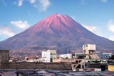 Peru 'daki Arequipa şehrinden görülen Misti stratovolcano..