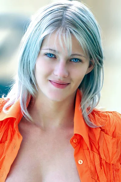 Porträt Eines Jungen Mädchens Mit Blauen Haaren Und Orangefarbenem Hemd — Stockfoto