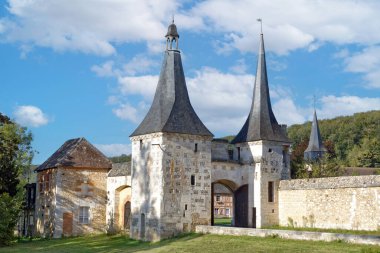 Normandiya 'daki Bec-Hellouin Manastırı' nın giriş kapısı. Fransa.