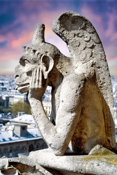 史崔奇人的背景是一片红云 巴黎圣母院北塔上著名的石榴 是19世纪建筑师尤金 维奥莱特 勒杜克的雕塑 — 图库照片