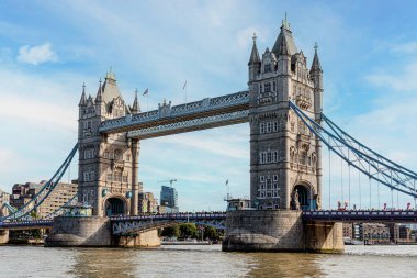 Thames Nehri ve Tower Köprüsü ile Londra 