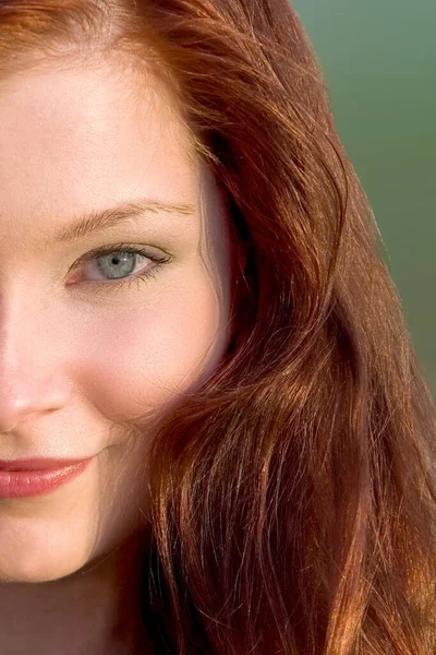 若い赤髪の女性の顔の半分のクローズアップ — ストック写真