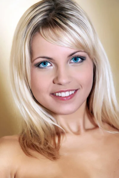 Sehr Nahaufnahme Des Gesichts Einer Blonden Frau Mit Blauen Augen — Stockfoto