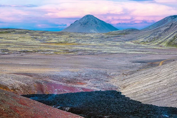 Fagradalfjall Meradalir火山とその周囲の荒涼とした — ストック写真