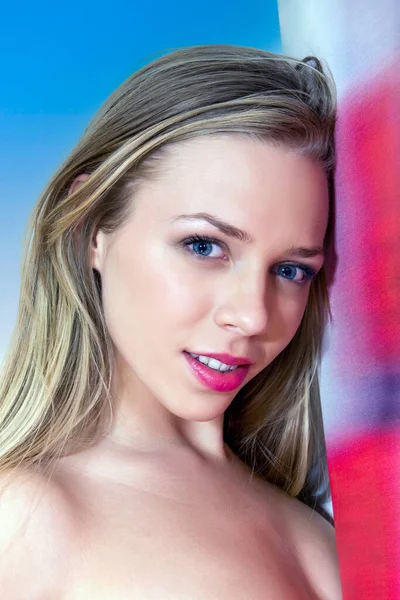 Zbliżenie Portret Młodej Blondynki Niebieskimi Oczami Niebieskim Białym Czerwonym Tle — Zdjęcie stockowe