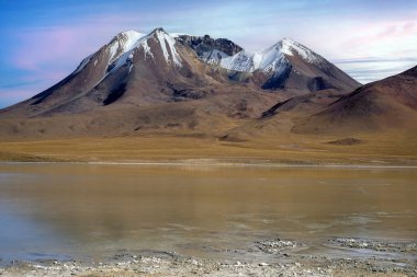 Bolivie 'deki Stratovolcano Cerro Caquella.