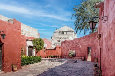 Santa Catalina de Siena manastırındaki kırmızı duvarlar, UNESCO Dünya Mirası alanı, Arequipa, Peru 'daki tarihi alan