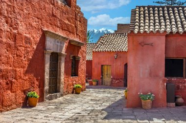 Santa Catalina de Siena manastırındaki kırmızı duvarlar, UNESCO Dünya Mirası alanı, Arequipa, Peru 'daki tarihi alan