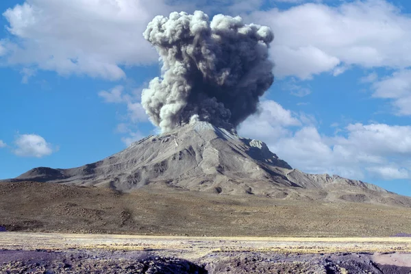 Volcán Ubinas Entra Erupción Perú —  Fotos de Stock