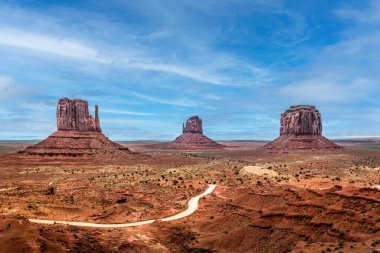Monument Valley, View of West Mitten Butte, East Mitten Butte, ve Merrick Butte kuzeydoğuda, Arizona