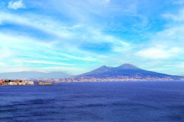 Arkasında Vesuvius volkanı olan Napoli Körfezi.