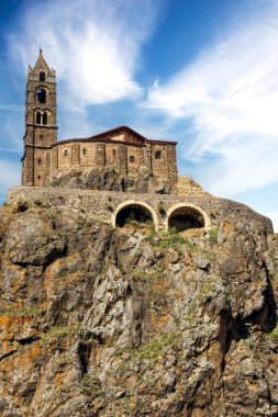 Rocher Saint-Michel d 'Aiguilhe, Aiguilhe; Puy-en-Velay, Fransa. Haute-Loire departmanı. Kilise volkanik bir hendeğe inşa edildi.