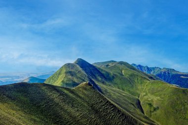 Monts Dore, Fransa 'nın Auvergne bölgesindeki Massif Central' ın merkezine yakın bir yerde kalan volkanik tepelerdir. Massif, Parc des Volcan d 'Auvergne' nin bir parçası..