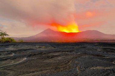 Pasifik Ateş Çemberi. Yasur Dağı 'nın patlaması, Tanna Adası, Vanuata. Melanezya