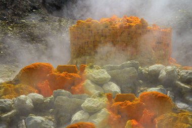 Solfatara, Napoli yakınlarındaki Pozzuoli 'de Phlegrean Fields volkanik bölgesinin bir parçası olan volkanik bir kraterdir..
