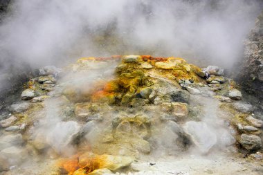Solfatara, Napoli yakınlarındaki Pozzuoli 'de Phlegrean Fields volkanik bölgesinin bir parçası olan volkanik bir kraterdir..