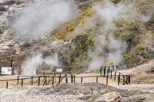 Phlegrean Fields, Napoli 'nin batısında bulunan bir süper volkandır. Napoli 'nin doğusundaki Vesuvius' u da kapsayan Campanian volkanik yayının bir parçasıdır. Phlegrean Fields tarafından izlenmektedir ve 2003 yılında bölgesel park ilan edilmiştir.
