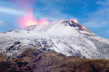 Kışın etna ve patlama. Etna, İtalya 'nın Sicilya şehrinin doğu kıyısında Messina ve Catania şehirleri arasında bulunan etkin bir stratovolcano..