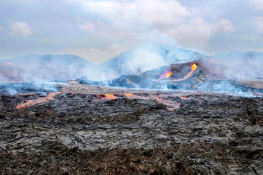 İzlanda 'daki Fagradalsfall volkanik sisteminde lavlar ve fümeroller