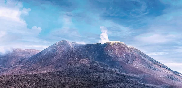 夏のエトナ そのクレーターエトナから上昇するフマロールは メシナとカタニアの町の間 イタリア シチリアの東海岸に位置する活発な成層火山です — ストック写真