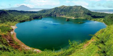 Taal volkanı Filipinler 'in Luzon adasının güneyindeki Taal Gölü tarafından doldurulmuş büyük bir kalderadır.. 
