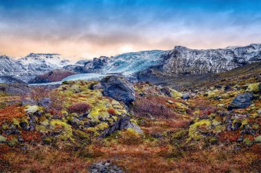Oraefajokull, İzlanda 'nın güneydoğusunda yer alan bir volkandır. 2110 m ile İzlanda 'nın en büyük aktif volkanı ve en yüksek zirvesi Vatnajokull Ulusal Parkı' ndadır ve buzulun bir kısmıyla kaplıdır..