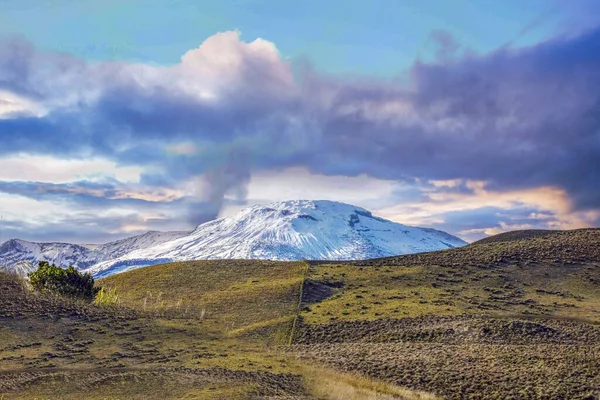 .Nevado del Ruiz, Kolombiya 'nın Caldas ve Tolima bölgeleri arasındaki sınırda bulunan bir yanardağdır.