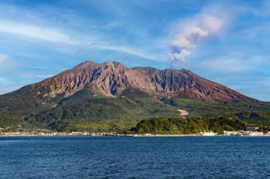 Sakurajima volkanı volkanik bir duman yayıyor. Japonya