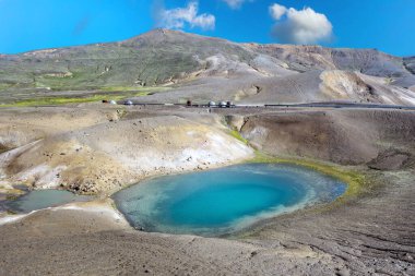 Krafla volkanik sistemi ve çevresi, turkuaz gölü olan krater de dahil. İzlanda