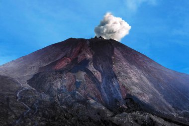 Guatemala. Zirvesinde duman bulutu olan Pacaya volkanı
