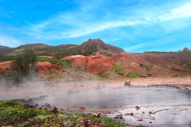 Geysir ya da Büyük Geysir gayzerinin oluşturduğu gölün üzerindeki buhar. Geysir jeotermal alanı. Sudurland