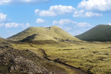 Laki, İzlanda 'daki 135 kraterden biri. Yeşil yosun kaplı volkanik krater. İzlanda dağları. Fransa 'da, Laki bazen 