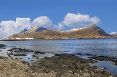 Akrafjall volkanik dağı Akranes kasabasının kıyısından görüldü..