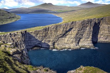  Vagar adasının kayalıklarında Sorvagsvatn Gölü. Faroe Adaları