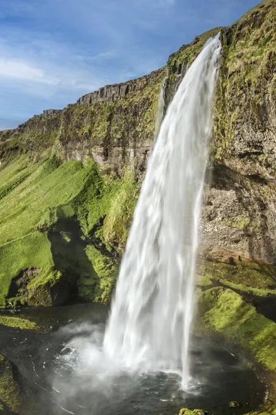 Seljalandsfoss en ünlü İzlandalı şelale